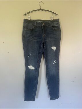 Woman’s Maurices Dark Wash Ripped Skinny Jeans Small Short